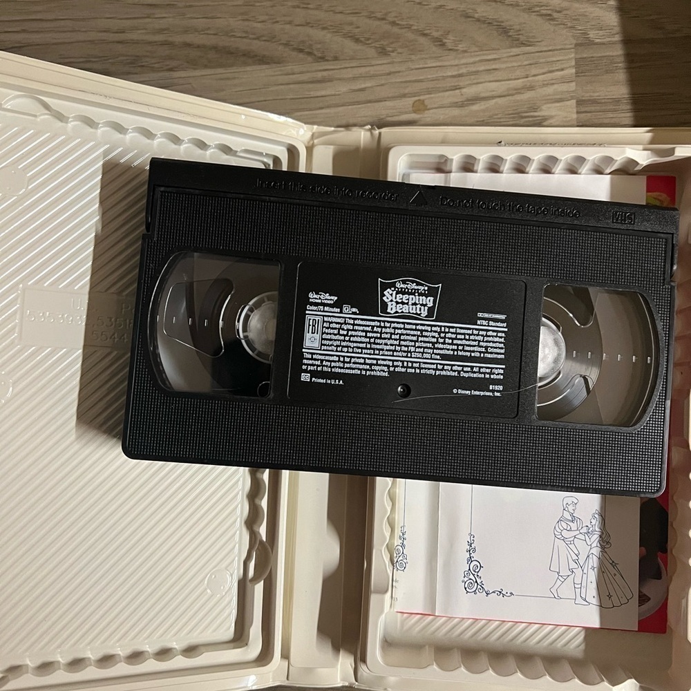 Vintage Disney Princess VHS Bundle featuring Sleeping Beauty and Snow White - Picture 4 of 7